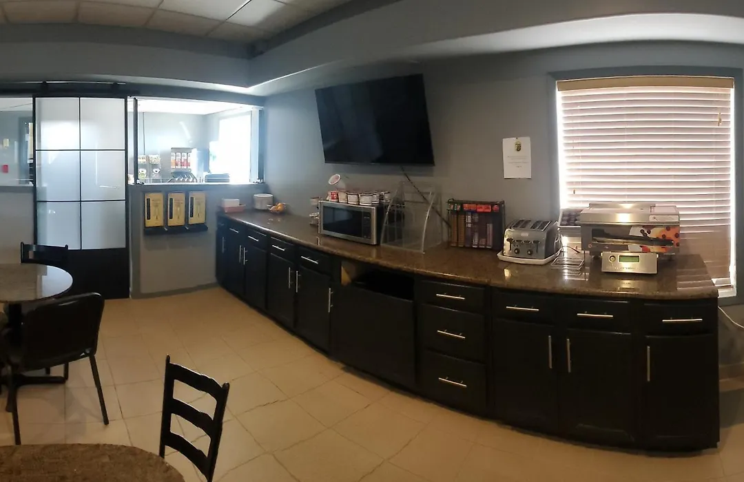 Super 8 By Wyndham Edmonton International Airport-1