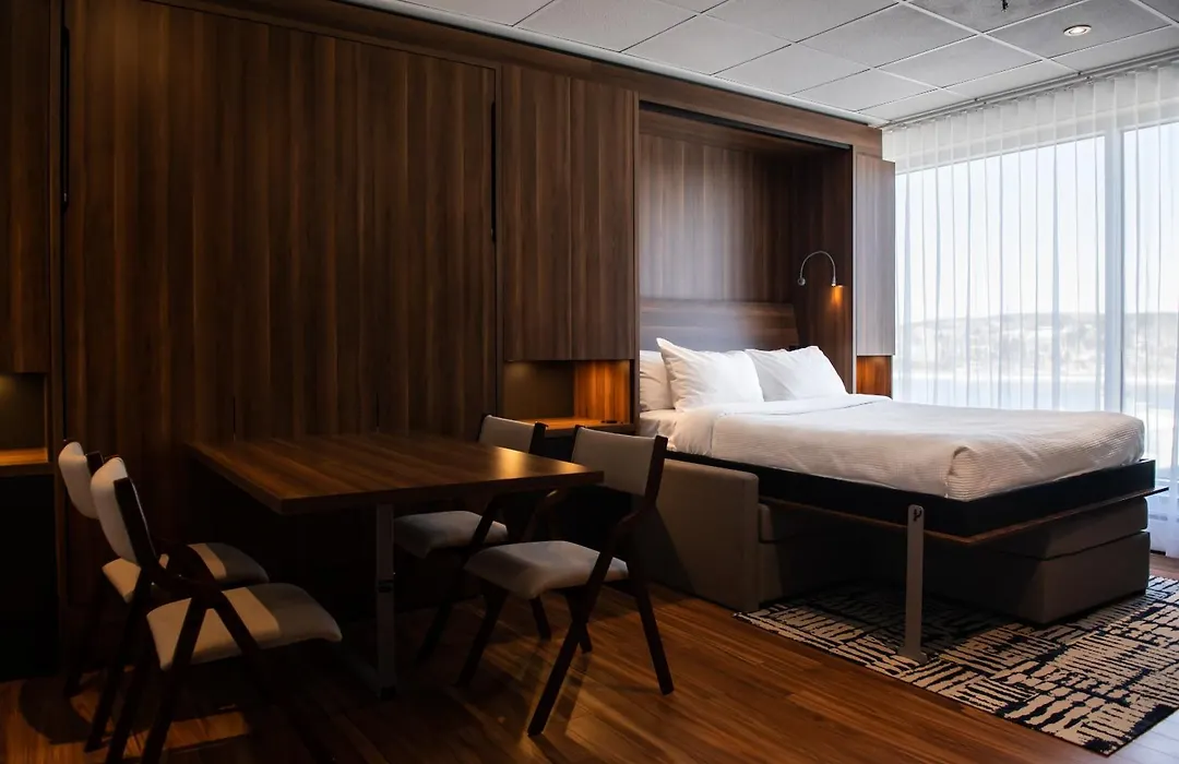 Hotel Chicoutimi, Affilie A Hyvi-1