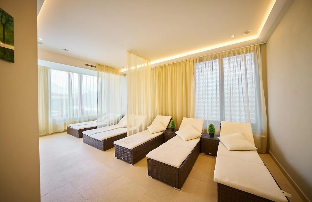 Wellness Hotel Queens-1