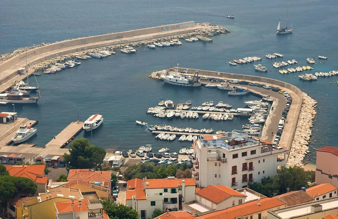 Bue Marino Hotel & Rooftop Bar-1