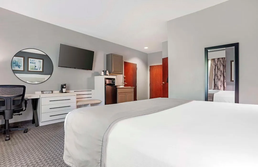 Best Western Plus Two Rivers Hotel & Suites-1