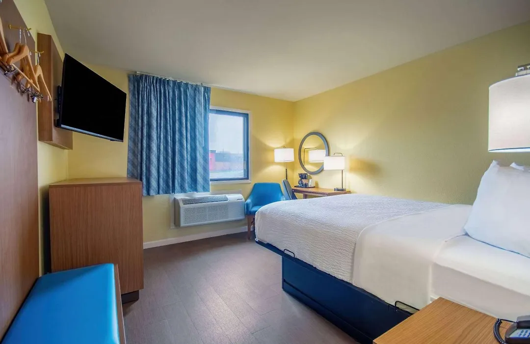 Days Inn & Suites By Wyndham Waterloo-1