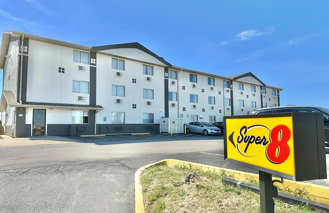 Super 8 By Wyndham Bloomington Normal-1