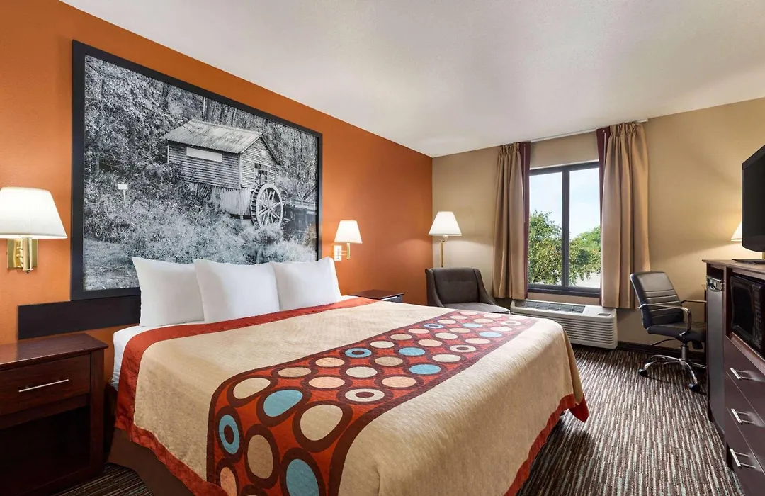 Super 8 By Wyndham Germantown/Milwaukee-1