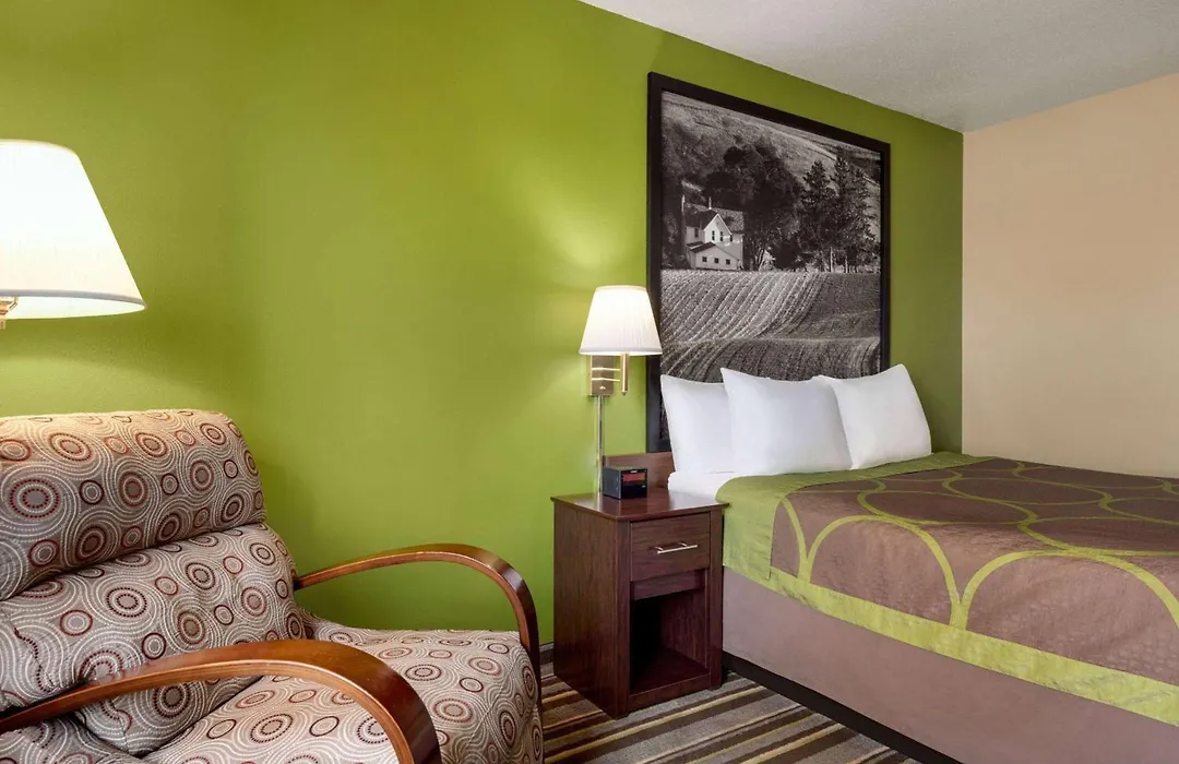 Super 8 By Wyndham Germantown/Milwaukee-1