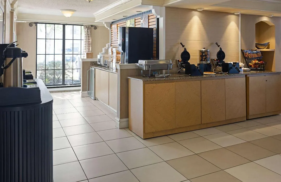 La Quinta Inn By Wyndham Pittsburgh Airport-1