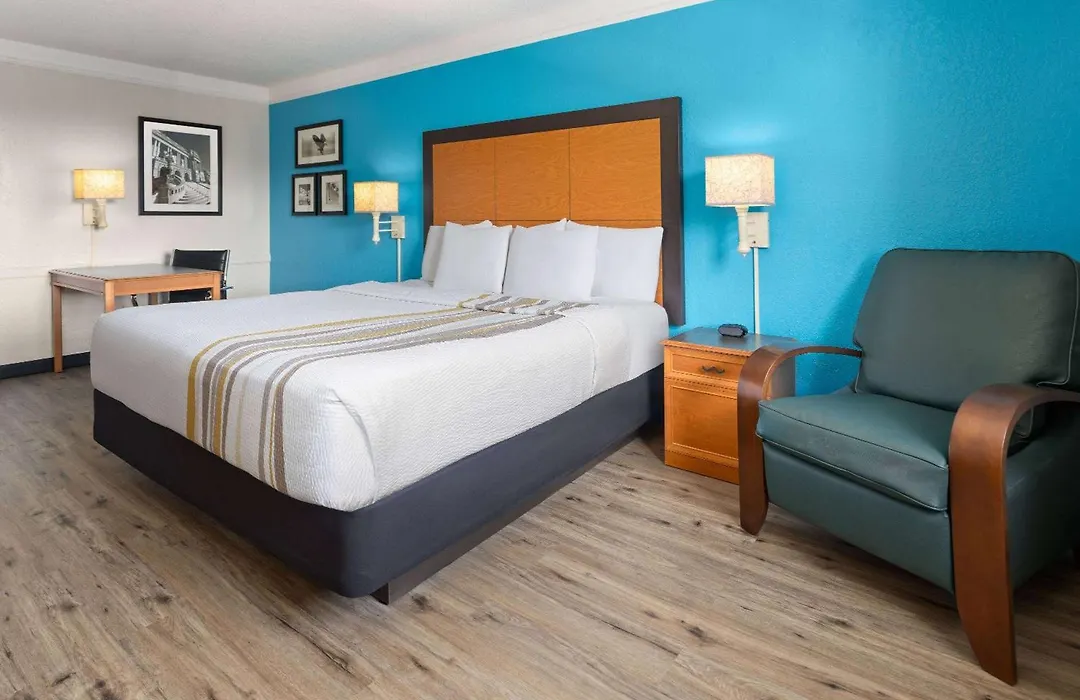 La Quinta Inn By Wyndham Pittsburgh Airport-1