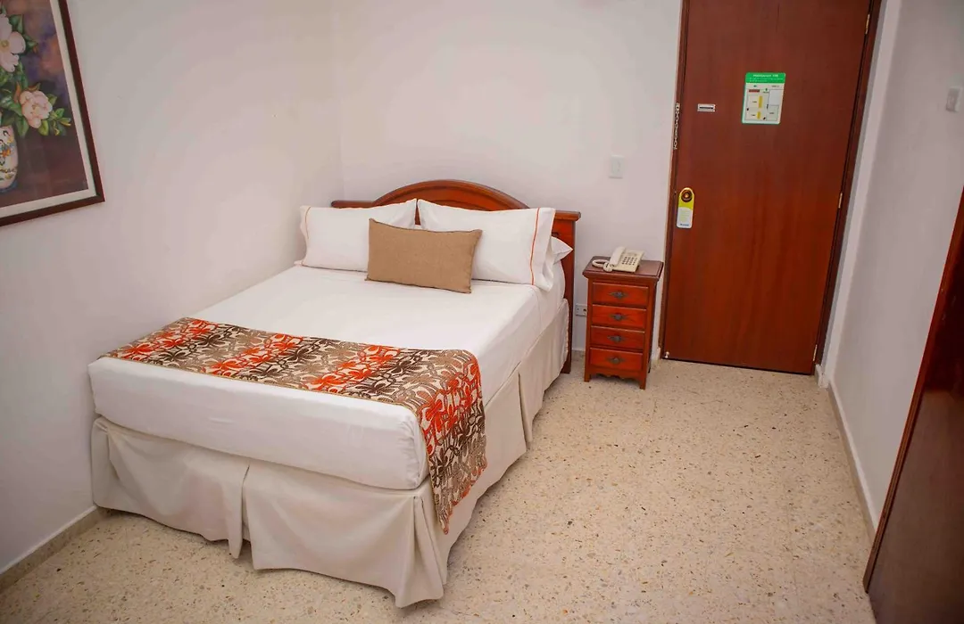 Hotel y Cabañas - Centro Vacacional Comfandi Lago Calima-1
