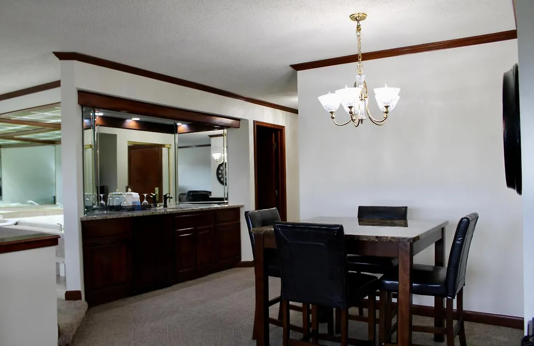 Carlton Lodge Hotel And Suites-1