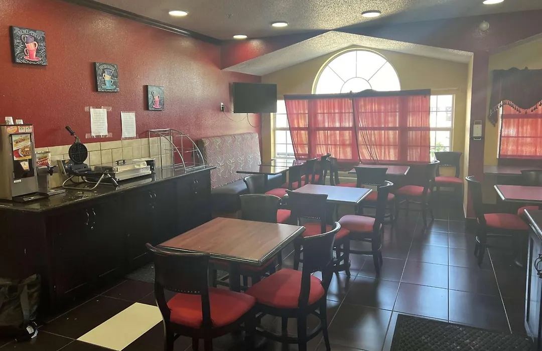 Days Inn & Suites By Wyndham Hutchinson-1