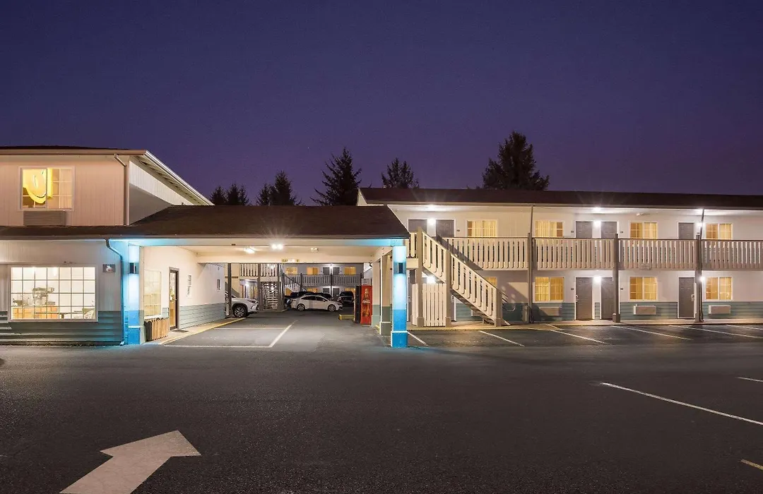 Super 8 By Wyndham Crescent City-1