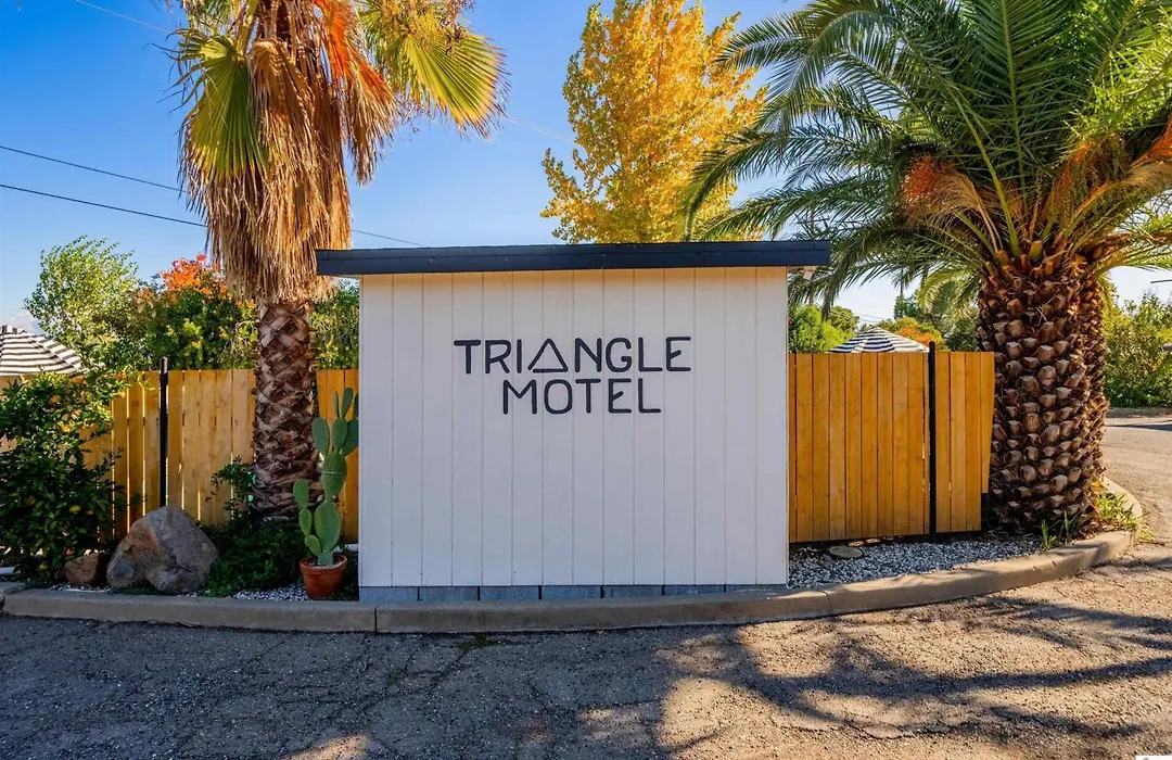 Triangle Motel-1