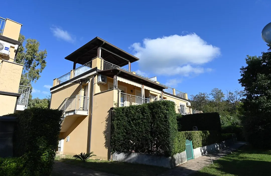 Villa Pizzo Beach Club - Free Pool & Private Beach Perfect For Families-1