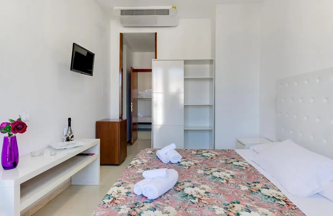Hotel La Perla Rimini-1
