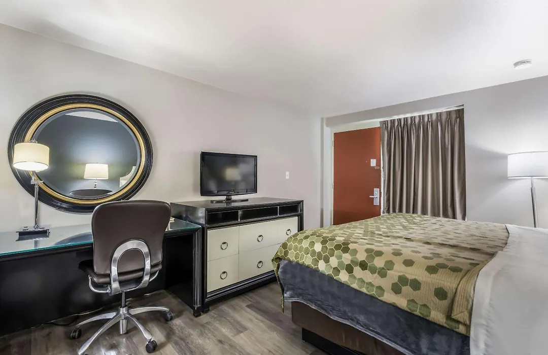 Econo Lodge Neenah-1