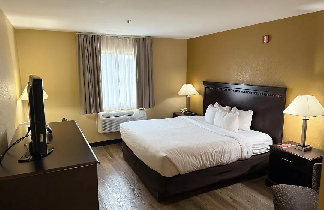 Econo Lodge Inn & Suites Monroe-1