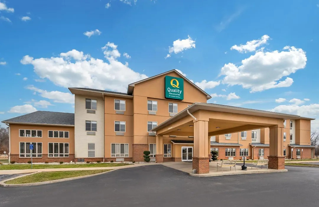 Quality Inn & Suites Near Owensboro & Holiday World Gold Award Winner-1