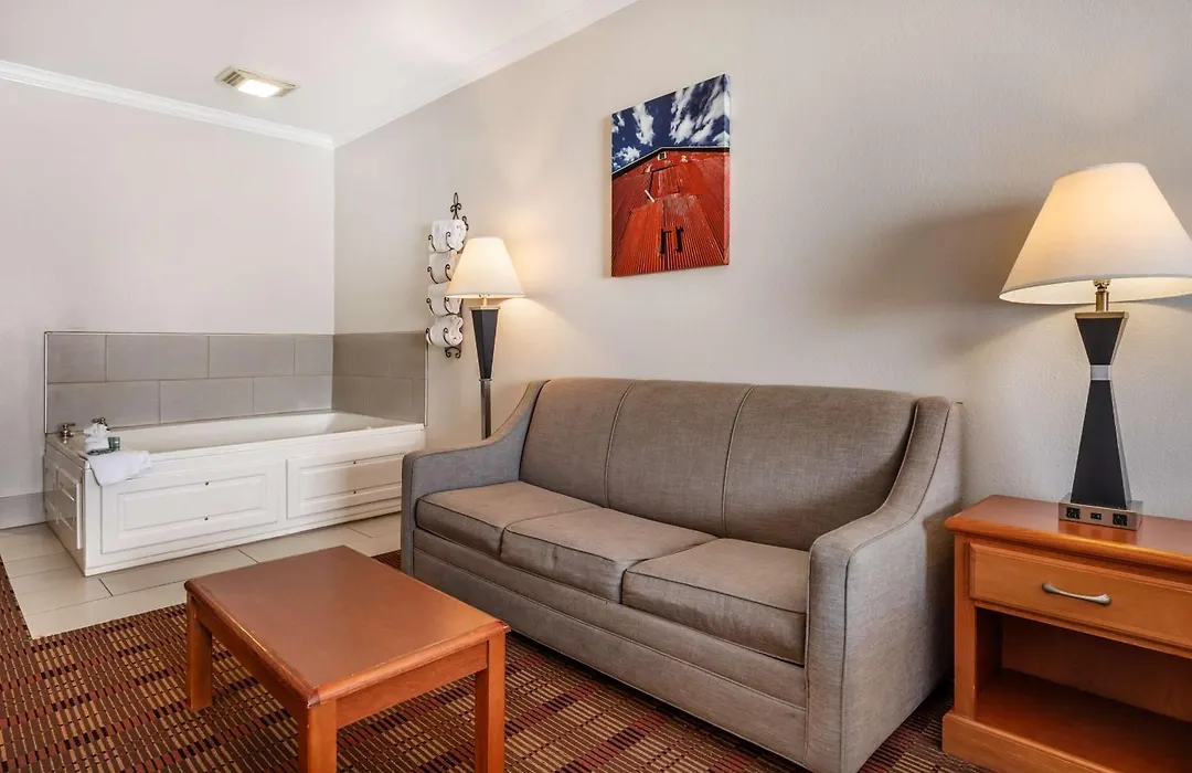 Best Western Club House Inn & Suites-1