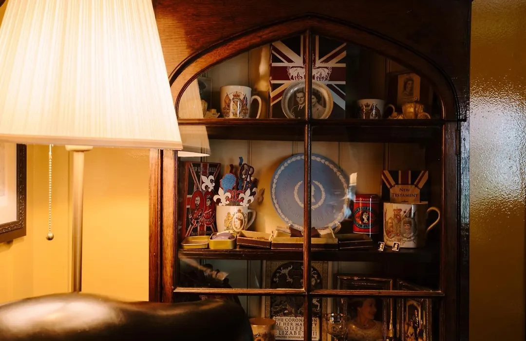Sheddington Manor - 2 Bedroom Guest House & Cinema-1