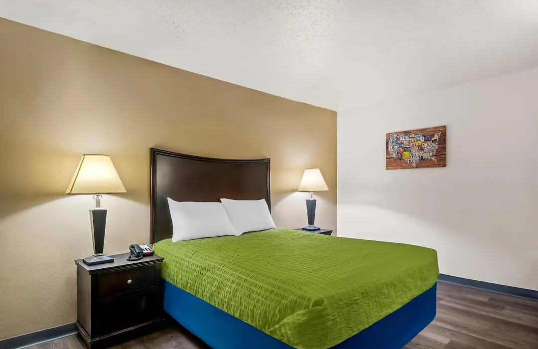 Econo Lodge Inn & Suites Auburn-1
