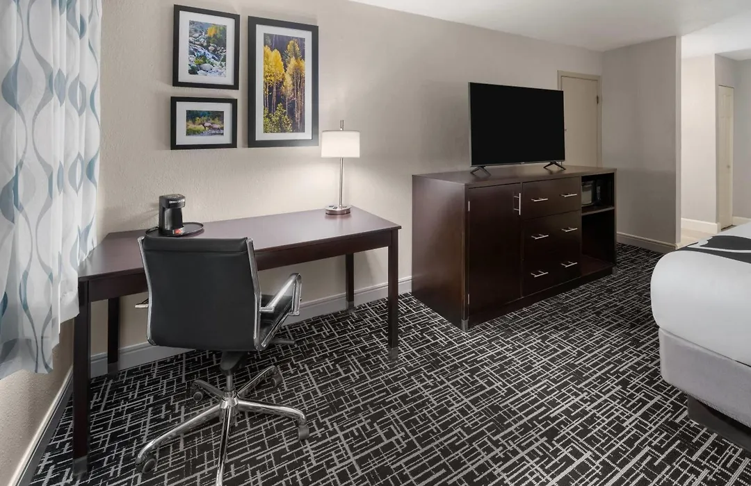 La Quinta Inn & Suites By Wyndham Fort Collins, Colorado-1