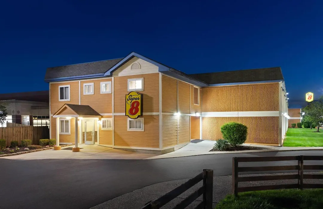 Super 8 By Wyndham Columbus-1