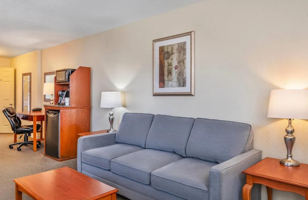 Travelodge By Wyndham Gananoque-1