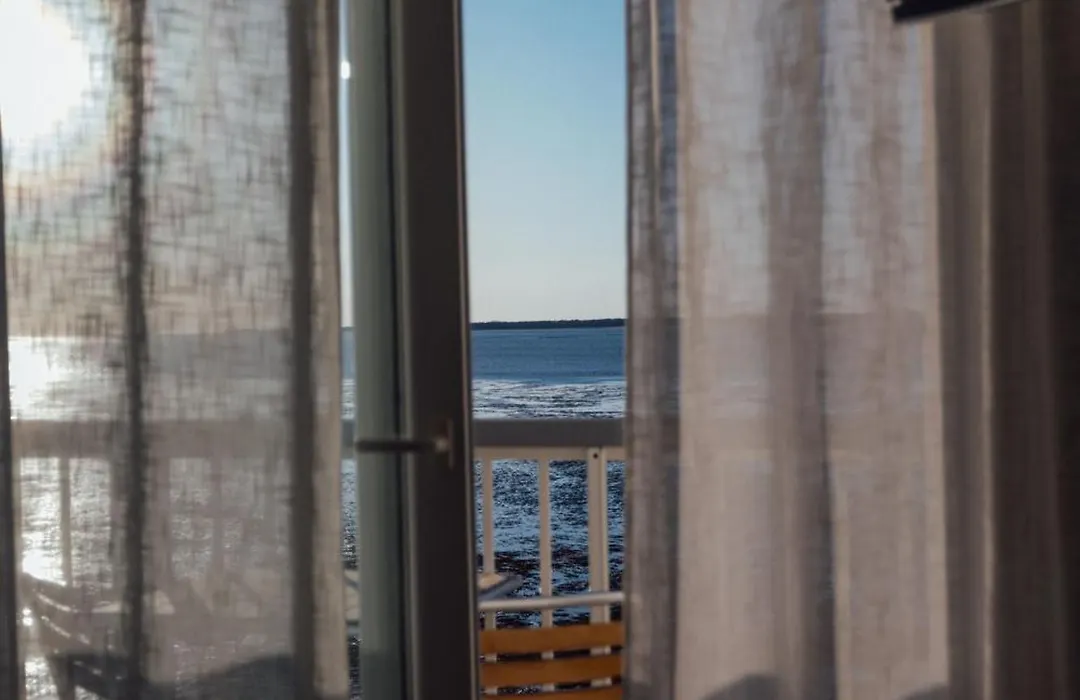 Beach Hotel - Le Grand Chalet-1