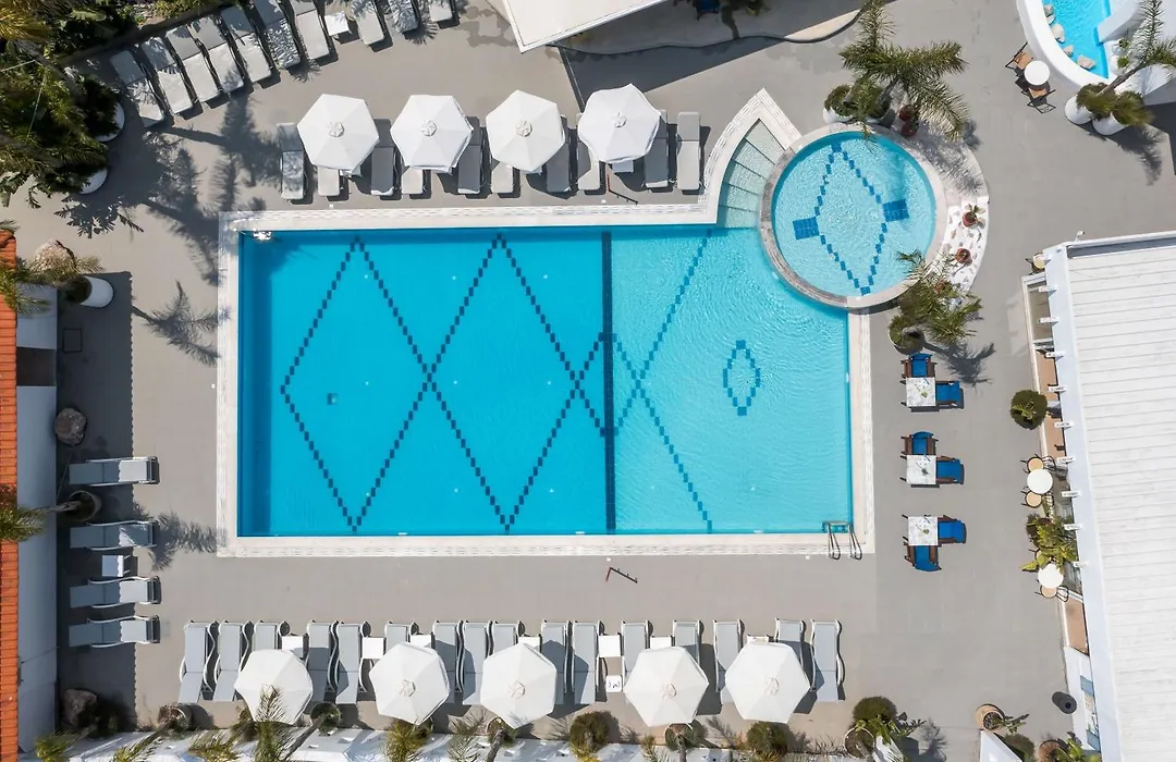 Tinas Plus Hotel-1