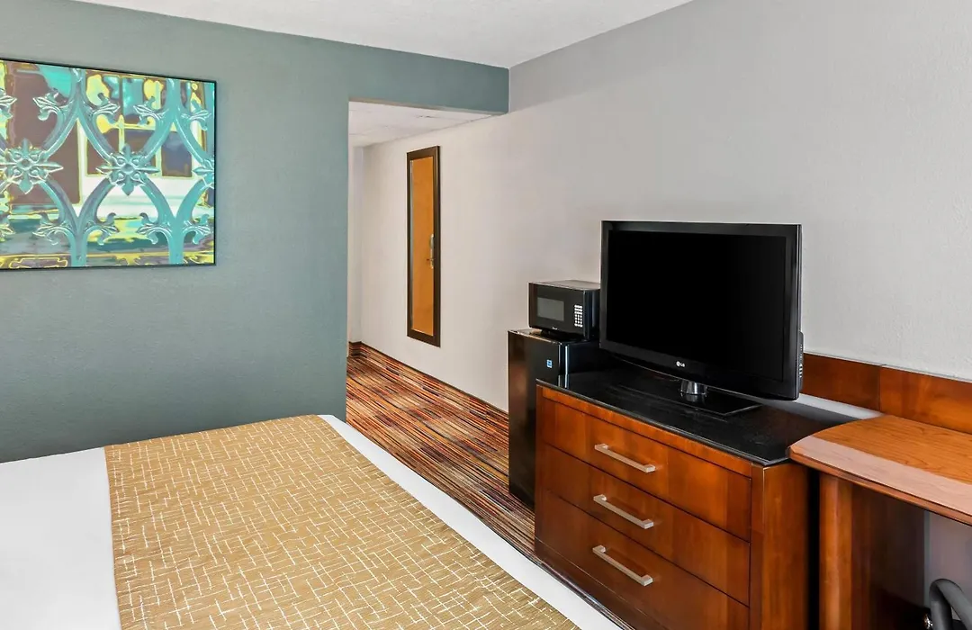 Travelodge By Wyndham Bloomington-1