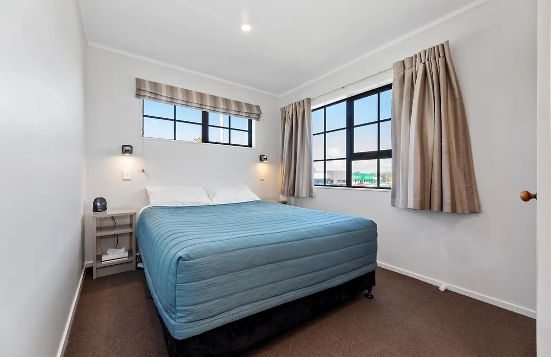 Knightsbridge Court Motor Lodge-1