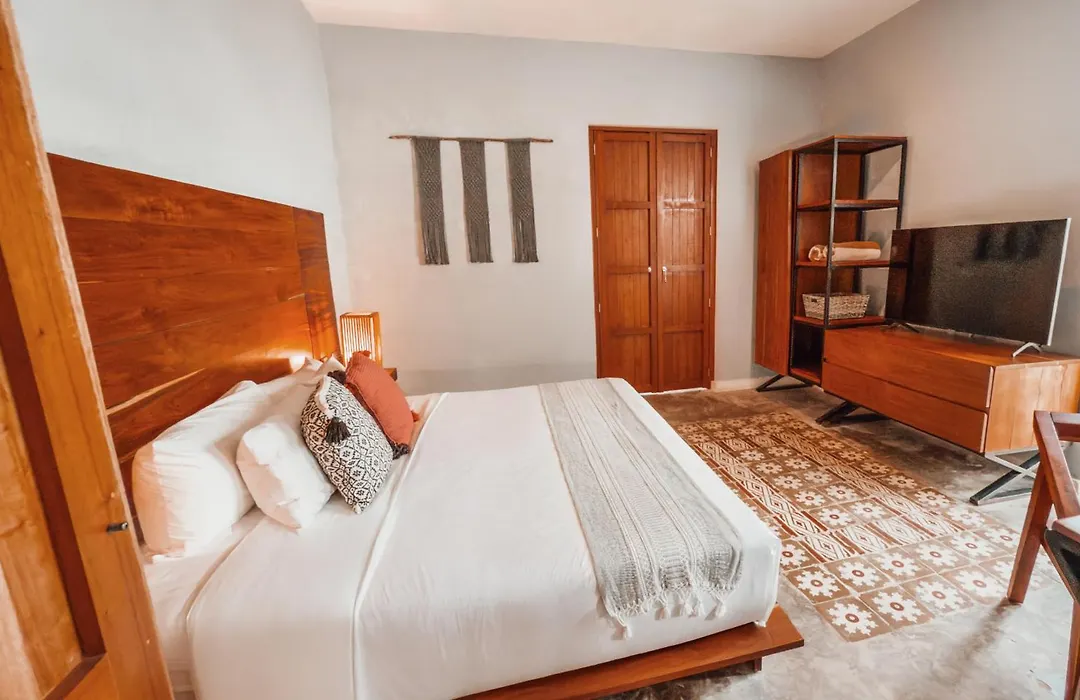 Hotel Unknown-1