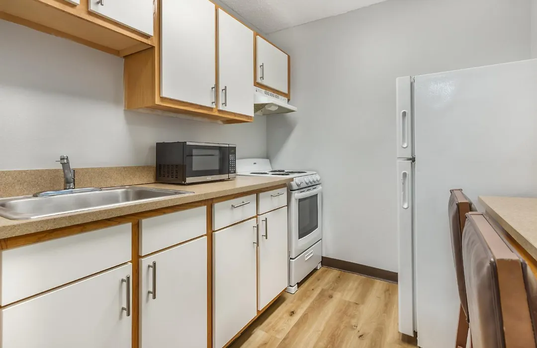 Hometowne Studios & Suites By Red Roof Greensboro-1