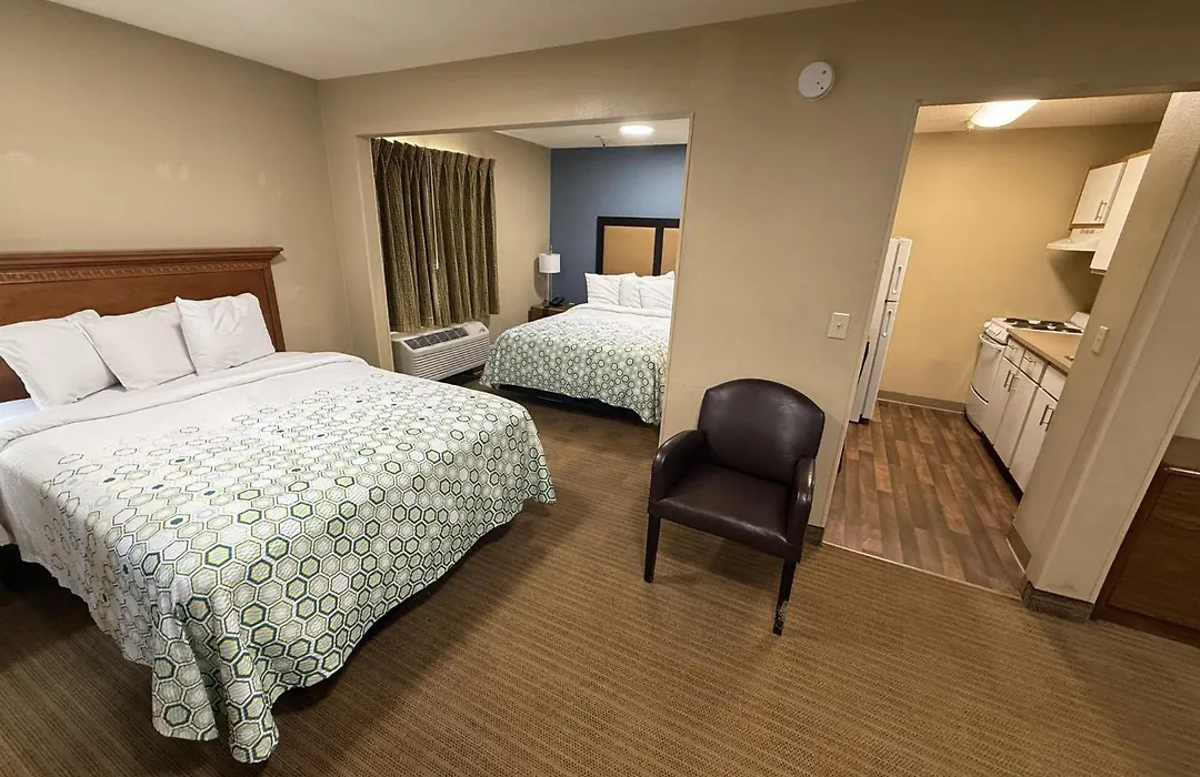 Hometowne Studios & Suites By Red Roof Greensboro-1