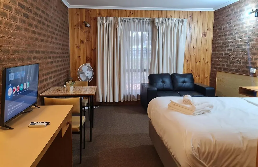 Country Roads Motor Inn-1