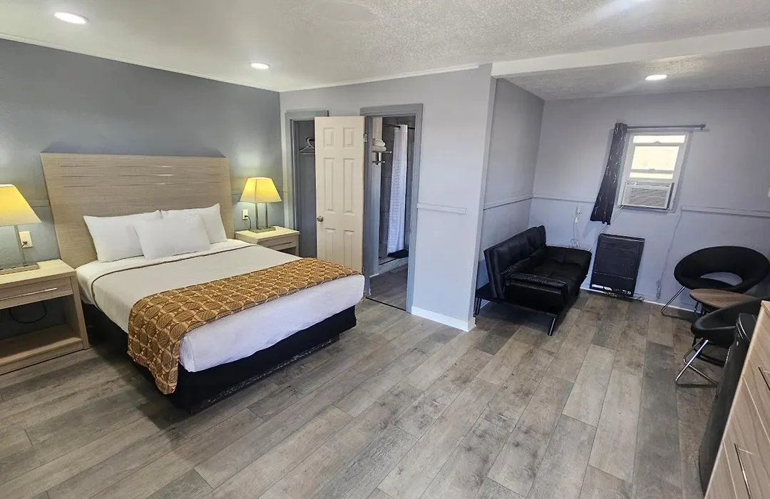 Travelers Inn-1