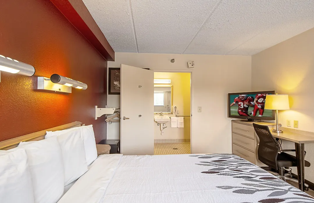 Red Roof Inn Fairmont-1