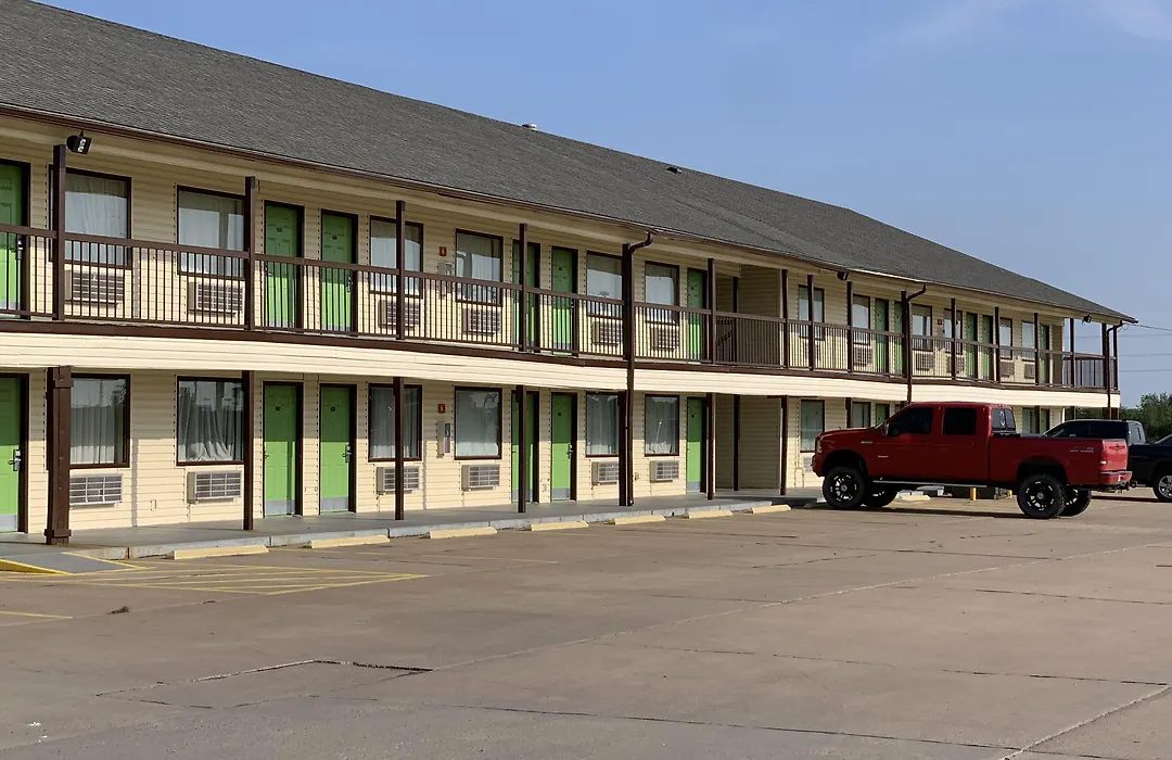 Days Inn By Wyndham Pratt-1