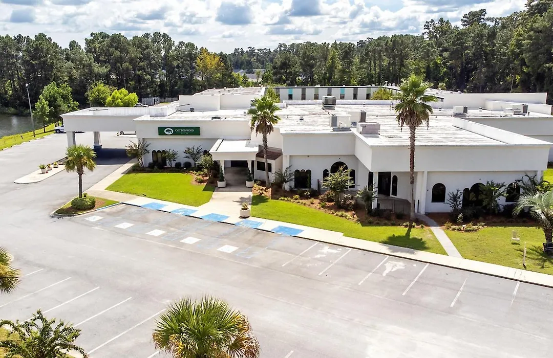 Cottonwood Suites Savannah Hotel & Conference Center-1