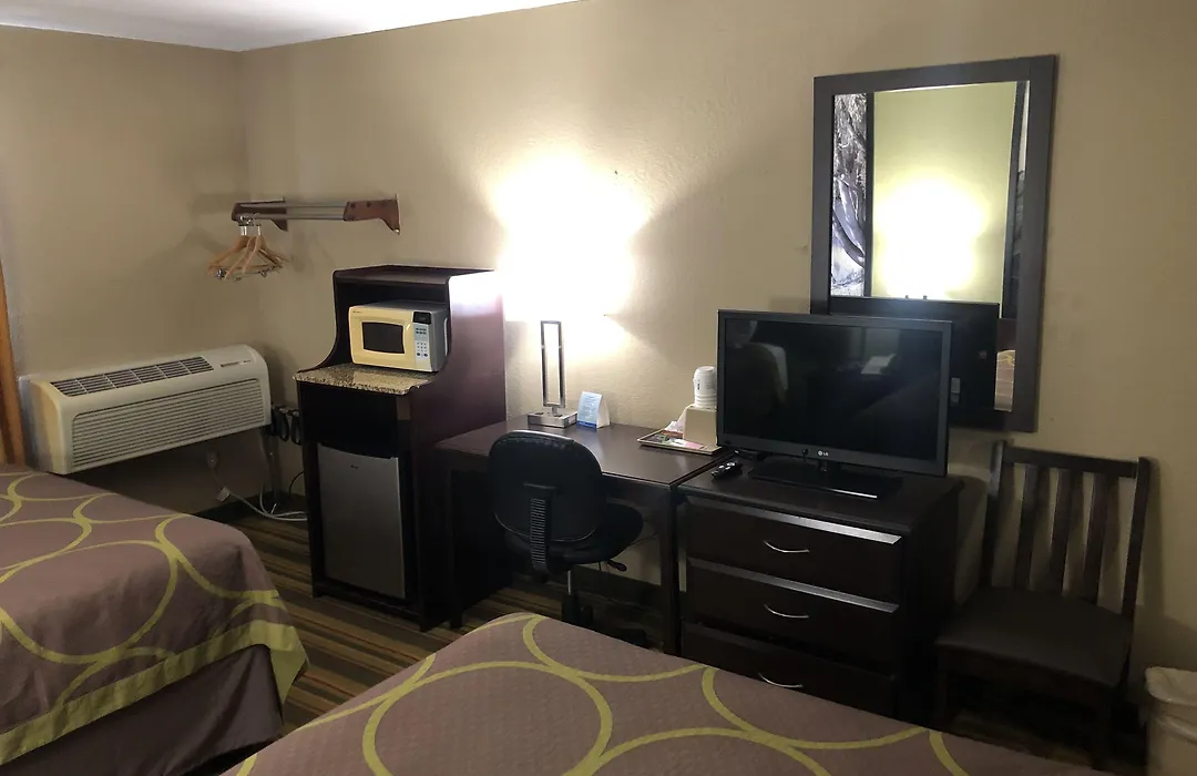 Super 8 By Wyndham Topeka/Wanamaker Rd/I-70-1
