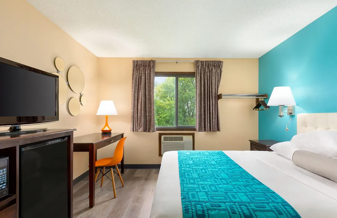 Howard Johnson By Wyndham Waterloo/Cedar Falls-1