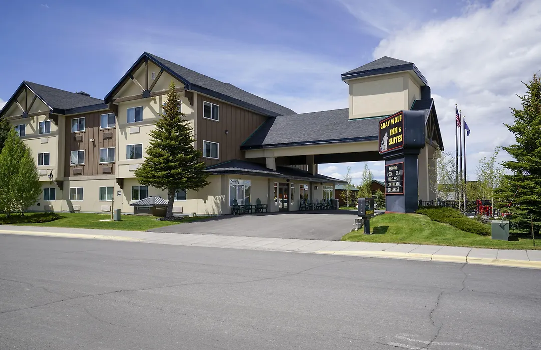 Gray Wolf Inn & Suites-1