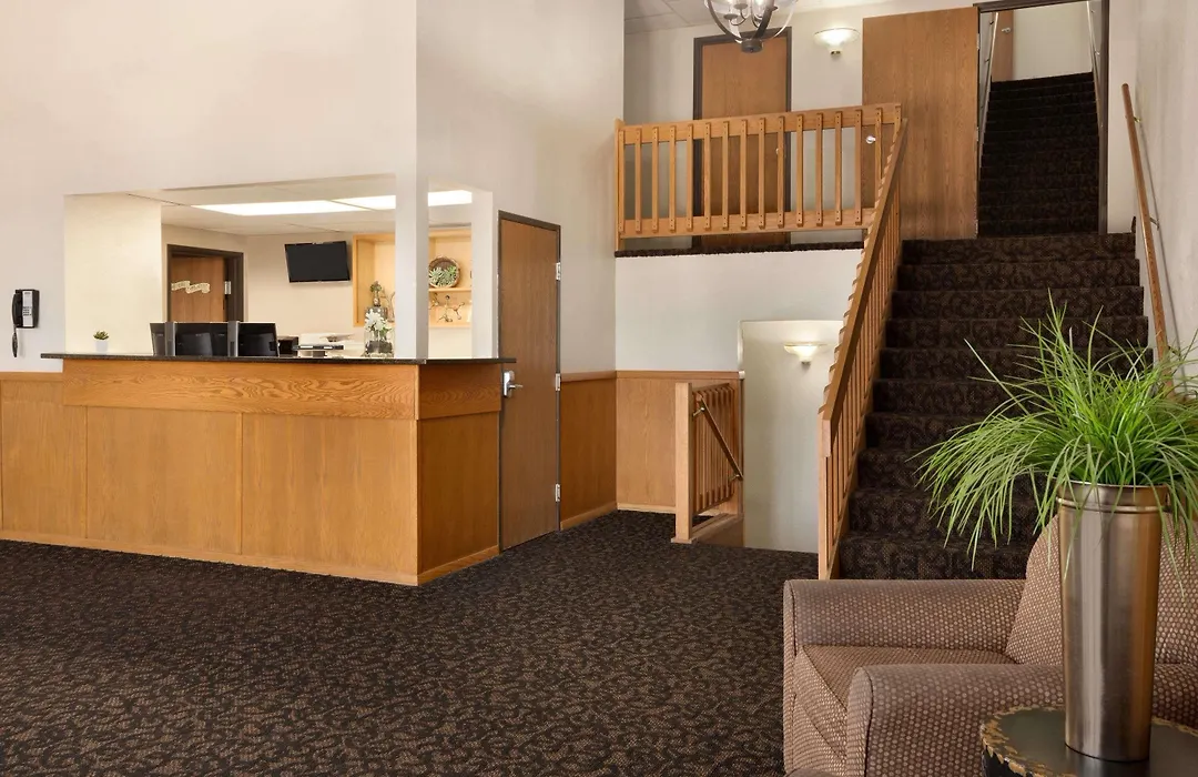Travelodge By Wyndham Jefferson City-1