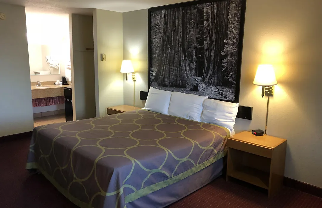 Super 8 By Wyndham Crescent City-1