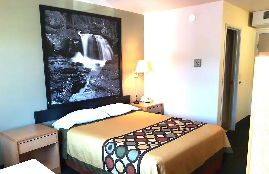 Super 8 By Wyndham Hamilton-1
