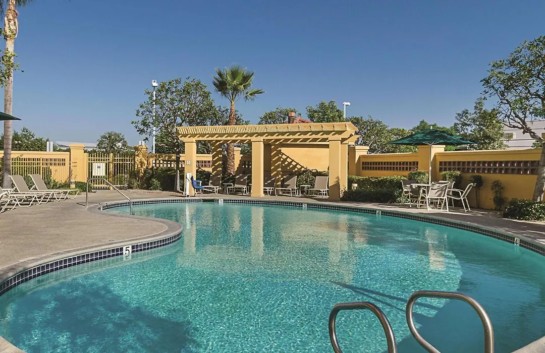 La Quinta Inn & Suites By Wyndham Ontario Airport-1