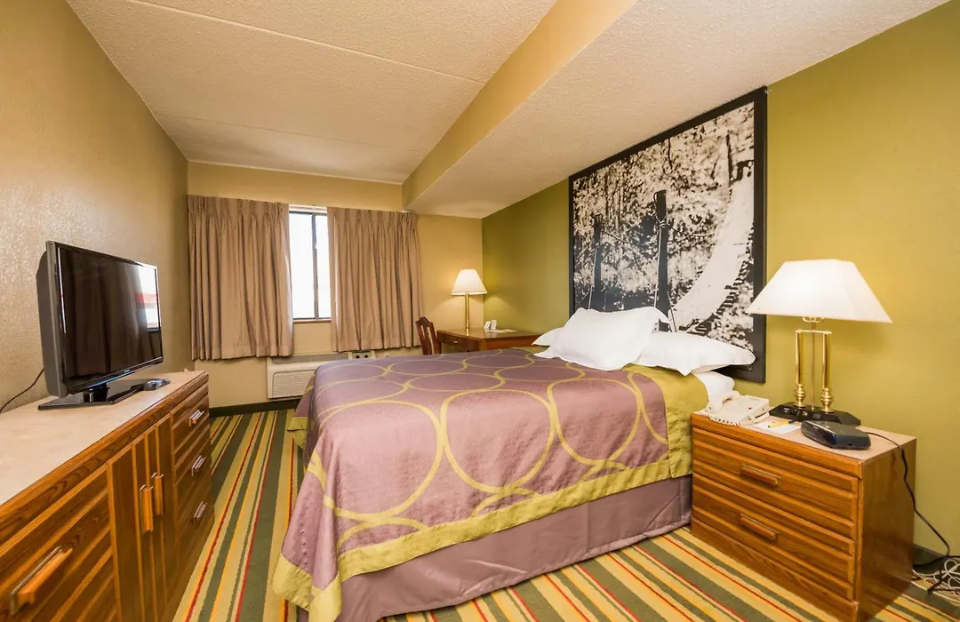 Super 8 By Wyndham Frederick-1