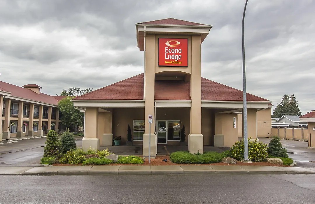 Econo Lodge Inn & Suites Lethbridge - Henderson Lake-1