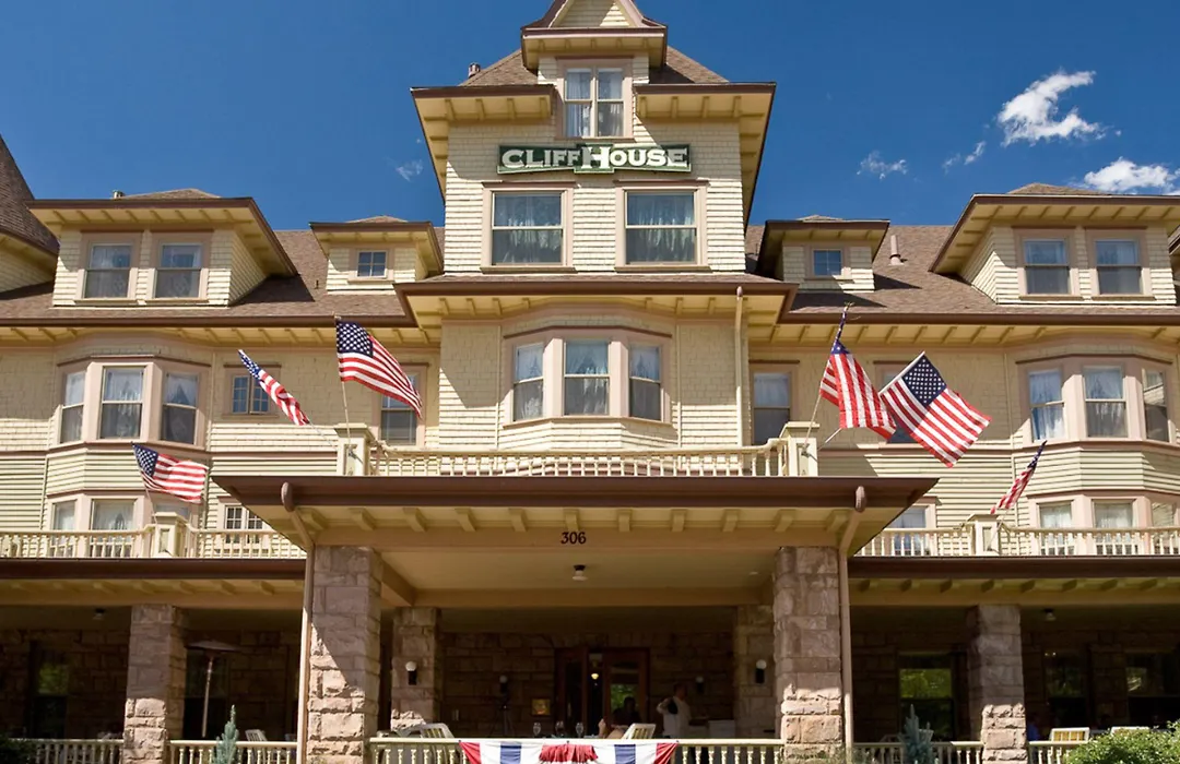 Cliff House At Pikes Peak-1