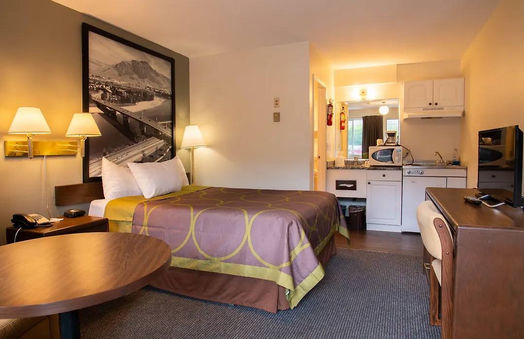 Super 8 By Wyndham Kamloops East-1